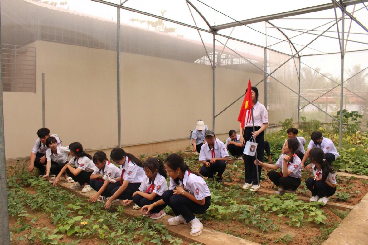 Hải đội 422 tuyên truyền 50 năm Ngày Giải phóng miền Nam, thống nhất Đất nước tại trường tiểu học và trung học cơ sở Hàm Ninh