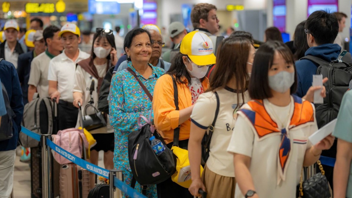 Để không bị chậm, nhỡ chuyến bay, Cảng HKQT Nội Bài lưu ý hành khách cần: Kiểm tra kỹ giấy tờ đi tàu bay. Ảnh: Bộ Xây dựng Để không bị chậm, nhỡ chuyến bay, Cảng HKQT Nội Bài lưu ý hành khách cần: Kiểm tra kỹ giấy tờ đi tàu bay. Ảnh: Bộ Xây dựng