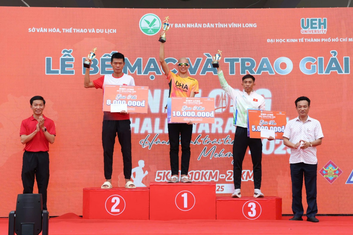 Bế mạc Giải chạy “Vĩnh Long Half Marathon 2025- Hành trình trái tim Mekong”.