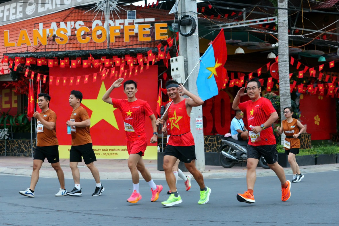 Bế mạc Giải chạy “Vĩnh Long Half Marathon 2025- Hành trình trái tim Mekong”.