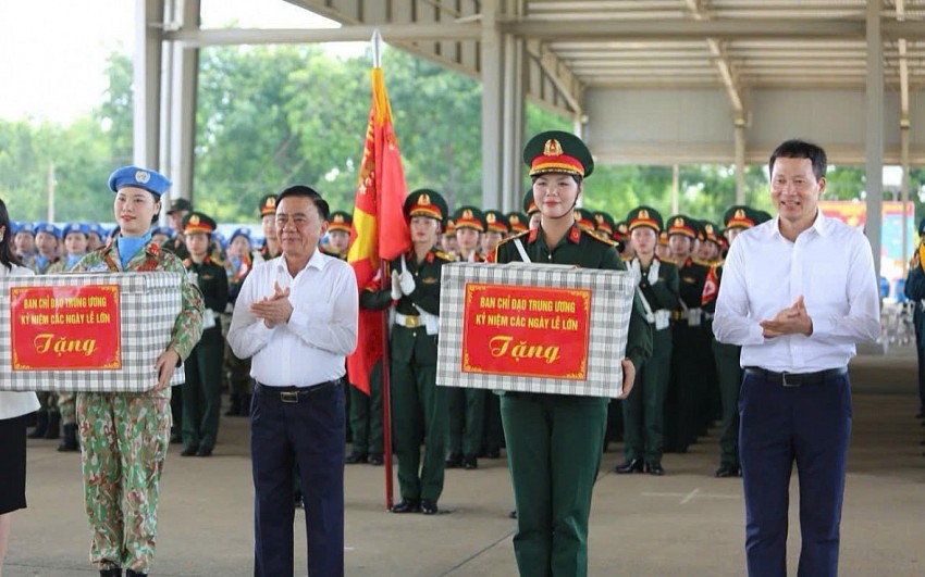 Thường trực Ban Bí thư Trần Cẩm Tú thăm lực lượng vũ trang tại Sân bay Biên Hoà