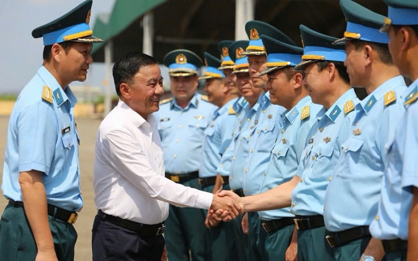 Thường trực Ban Bí thư Trần Cẩm Tú thăm lực lượng vũ trang tại Sân bay Biên Hoà