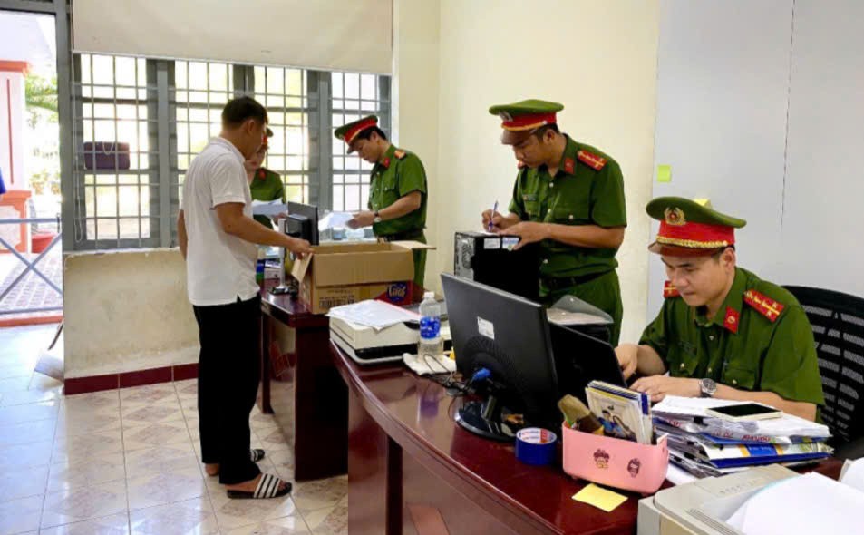 Khởi tố, bắt tạm giam Kế toán trưởng và Thủ quỹ Trường Cao đẳng Công thương miền Trung