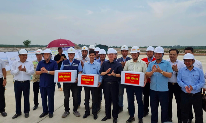 Phó Thủ tướng Chính phủ Trần Hồng Hà tặng quà đơn vị thi công dự án cảng hàng không Quảng Trị (Ảnh: Nghĩa Văn).