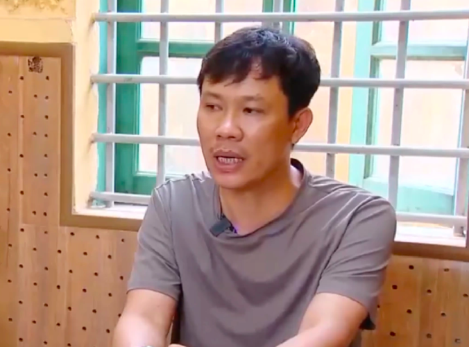 Ông Nguyễn Văn Hưng, Giám đốc Công ty TNHH Famimoto Việt Nam, bị tạm giữ để điều tra về hành vi sản xuất hàng giả là thực phẩm (Ảnh: VTV).