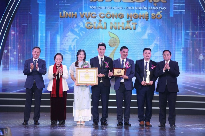CEO Phan Thành Dũng nhận giải nhất Nhân tài đất việt 2023. CEO Phan Thành Dũng nhận giải nhất Nhân tài đất việt 2023.