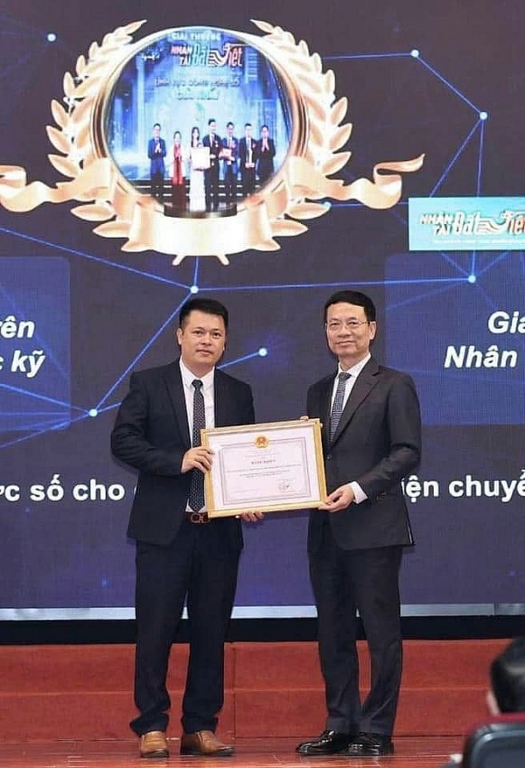 Bộ trưởng Nguyễn Mạnh Hùng trao bằng khen. Bộ trưởng Nguyễn Mạnh Hùng trao bằng khen.