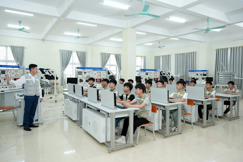 Sinh viên được học xuyên suốt từ lý thuyết đến thực hành mô phỏng giả lập cũng như trên thiết bị thật của phòng học năng lượng xanh (bao gồm năng lượng mặt trời và năng lượng gió ). Sinh viên được học xuyên suốt từ lý thuyết đến thực hành mô phỏng giả lập cũng như trên thiết bị thật của phòng học năng lượng xanh (bao gồm năng lượng mặt trời và năng lượng gió ).