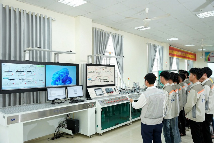 Sinh viên học và thực hành mô phỏng giả lập nhà máy sản xuất thông minh 4.0 Sinh viên học và thực hành mô phỏng giả lập nhà máy sản xuất thông minh 4.0