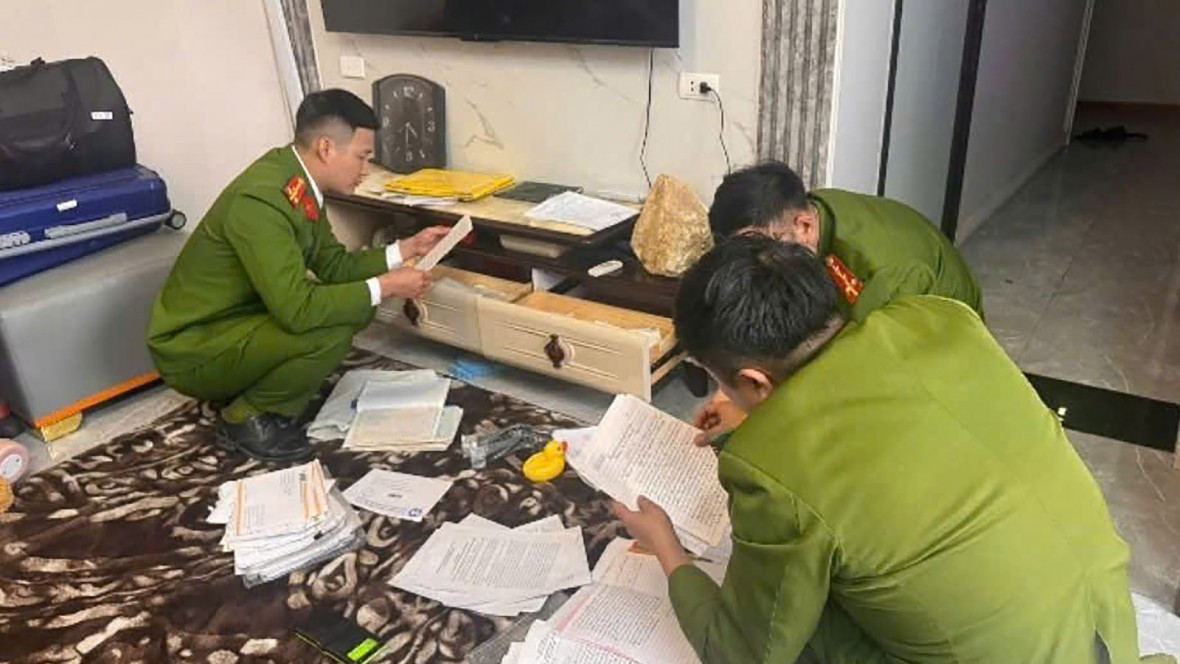 Cơ quan công an khám xét tại nhà đối tượng Dương Thị Du. Ảnh: CACC