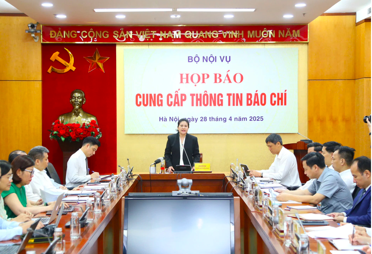 Thứ trưởng Bộ Nội vụ Nguyễn Thị Hà chủ trì buổi họp báo sáng 28/4. Ảnh: NT