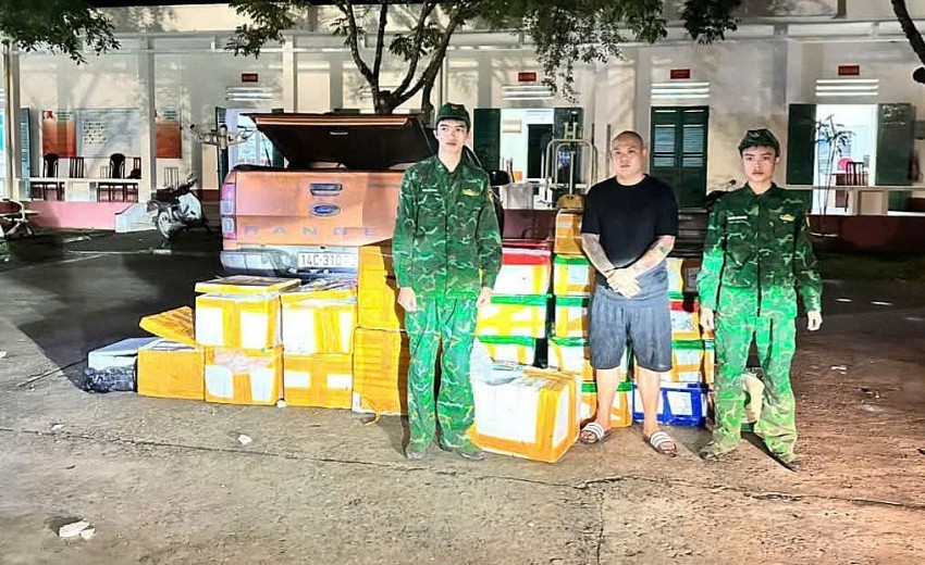 Hoàng Quang Linh cùng tang vật tại Đồn BP Bắc Sơn