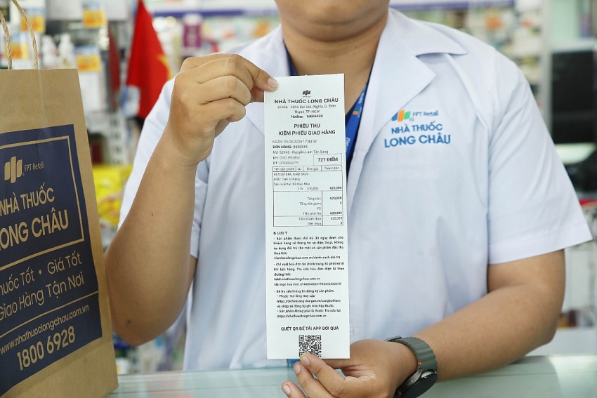 Đưa thông tin lên hóa đơn và web, FPT Long Châu trao quyền tự bảo vệ sức khỏe cho người dân. Đưa thông tin lên hóa đơn và web, FPT Long Châu trao quyền tự bảo vệ sức khỏe cho người dân.