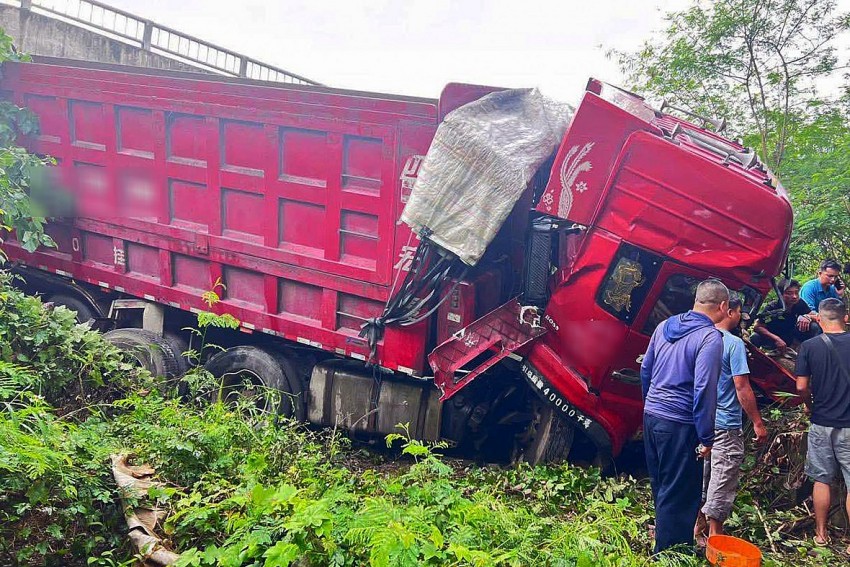 Ô tô mang biển số nước ngoài lao ra ngoài cao tốc, 3 người bị thương