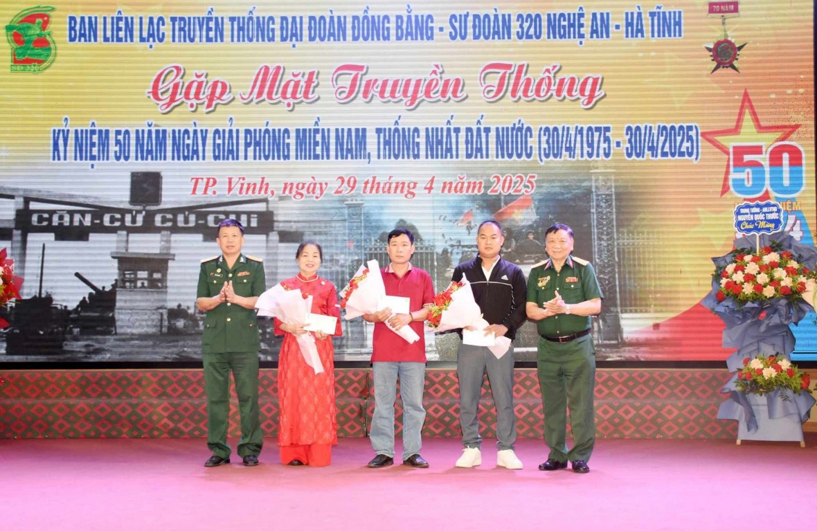Ban liên lạc Đại đoàn Đồng Bằng - Sư đoàn 320 Nghệ An - Hà Tĩnh tặng quà cho các thân nhân Liệt sĩ.