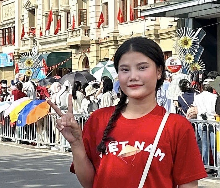 Bạn Lê Thị Bông, sinh viên trường Đại học Sư phạm Thể dục Thể thao Tp.HCM cho biết: “Lần đầu tiên được tận mắt chứng kiến lễ duyệt binh kỷ niệm 50 năm ngày thống nhất đất nước, em cảm thấy vô cùng xúc động và tự hào. Nhìn những hàng quân nối dài trong tiếng nhạc hào hùng, em thấy rõ sức mạnh và ý chí bất khuất của dân tộc Việt Nam. Khoảnh khắc đó khiến em càng ý thức sâu sắc hơn trách nhiệm của thế hệ trẻ hôm nay: phải học tập, rèn luyện để xứng đáng với những hy sinh to lớn của cha anh TP. Hồ Chí Minh rực rỡ sắc màu chào mừng kỷ niệm 50 năm Ngày Giải phóng miền Nam