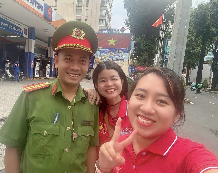 Trong niềm vui ngày hội, hình ảnh chiến sĩ và người dân sát cánh bên nhau thêm một lần nữa khẳng định: Đoàn kết là sức mạnh trường tồn của dân tộc Việt Nam. Trong niềm vui ngày hội, hình ảnh chiến sĩ và người dân sát cánh bên nhau thêm một lần nữa khẳng định: Đoàn kết là sức mạnh trường tồn của dân tộc Việt Nam.