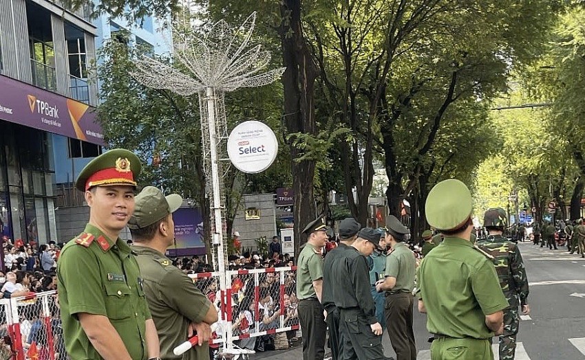 Các chiến sĩ công an nhân dân âm thầm làm nhiệm vụ, bảo đảm an ninh trật tự, góp phần giữ vững không khí trang nghiêm, an toàn cho lễ kỷ niệm. Các chiến sĩ công an nhân dân âm thầm làm nhiệm vụ, bảo đảm an ninh trật tự, góp phần giữ vững không khí trang nghiêm, an toàn cho lễ kỷ niệm.