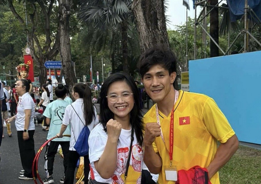 Ánh mắt tự hào ánh lên trên gương mặt người dân, khi cùng nhau hướng về những giá trị thiêng liêng của Tổ quốc trong ngày hội non sông. Ánh mắt tự hào ánh lên trên gương mặt người dân, khi cùng nhau hướng về những giá trị thiêng liêng của Tổ quốc trong ngày hội non sông.