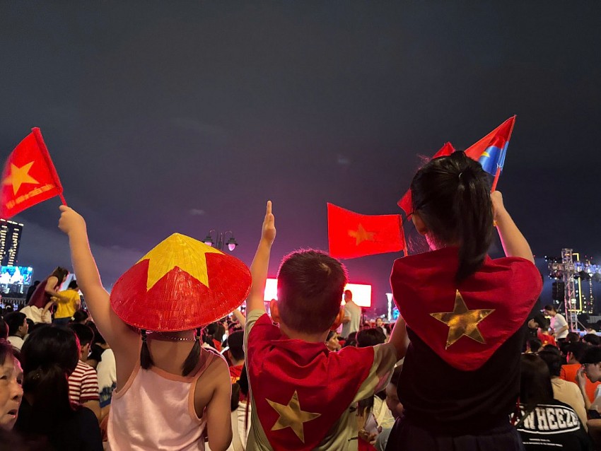 Những em nhỏ theo chân người lớn tham dự lễ hội, khơi dậy trong lòng thế hệ trẻ tinh thần yêu nước và niềm tin vào tương lai dân tộc. Những em nhỏ theo chân người lớn tham dự lễ hội, khơi dậy trong lòng thế hệ trẻ tinh thần yêu nước và niềm tin vào tương lai dân tộc.