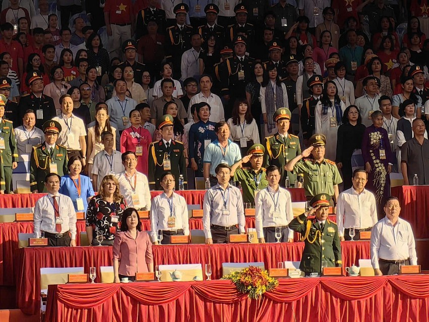 Ngày kỷ niệm trọng đại, lòng đoàn kết toàn dân tộc Việt Nam càng tỏa sáng, kết thành sức mạnh vô song. Ngày kỷ niệm trọng đại, lòng đoàn kết toàn dân tộc Việt Nam càng tỏa sáng, kết thành sức mạnh vô song.