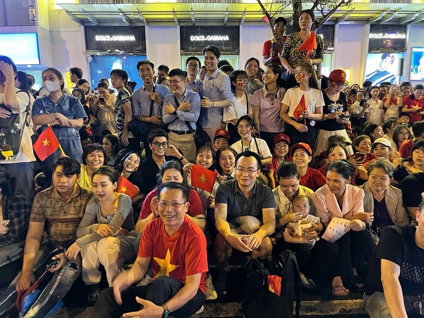 Gia đình nhiều thế hệ cùng tham gia lễ hội, truyền lại niềm tự hào dân tộc qua từng câu chuyện, từng ánh nhìn. Gia đình nhiều thế hệ cùng tham gia lễ hội, truyền lại niềm tự hào dân tộc qua từng câu chuyện, từng ánh nhìn.