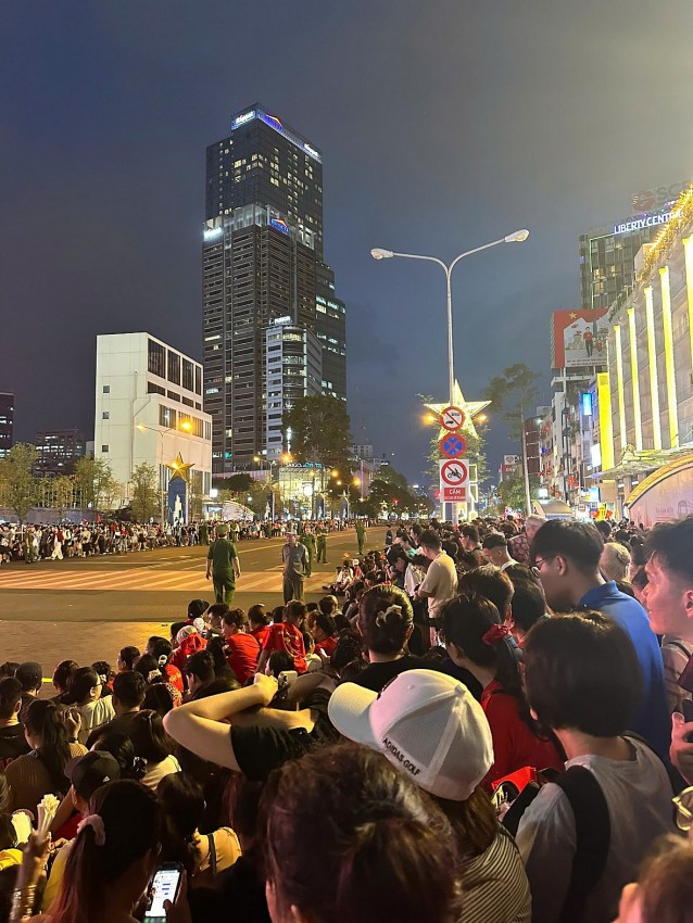 Bên những tuyến phố rực rỡ, người dân chủ động phối hợp, tuân thủ hướng dẫn để giữ vững trật tự, góp phần vào thành công chung của ngày hội. Bên những tuyến phố rực rỡ, người dân chủ động phối hợp, tuân thủ hướng dẫn để giữ vững trật tự, góp phần vào thành công chung của ngày hội.