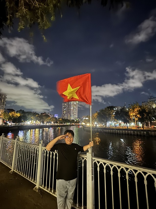 Những bàn tay vẫy cờ đỏ sao vàng, những gương mặt rạng rỡ đã viết nên bức tranh đẹp về lòng yêu nước của nhân dân Việt Nam hôm nay. Những bàn tay vẫy cờ đỏ sao vàng, những gương mặt rạng rỡ đã viết nên bức tranh đẹp về lòng yêu nước của nhân dân Việt Nam hôm nay.