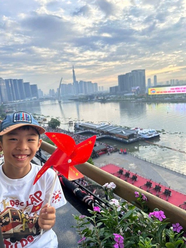 Chị Lê Vũ Phương Thảo, nhà ở Tân Phú cho biết, chị đã đưa các con lên khách sạn Majectic để được xem trọn vẹn buổi tổng duyệt binh. Chị Lê Vũ Phương Thảo, nhà ở Tân Phú cho biết, chị đã đưa các con lên khách sạn Majectic để được xem trọn vẹn buổi tổng duyệt binh.