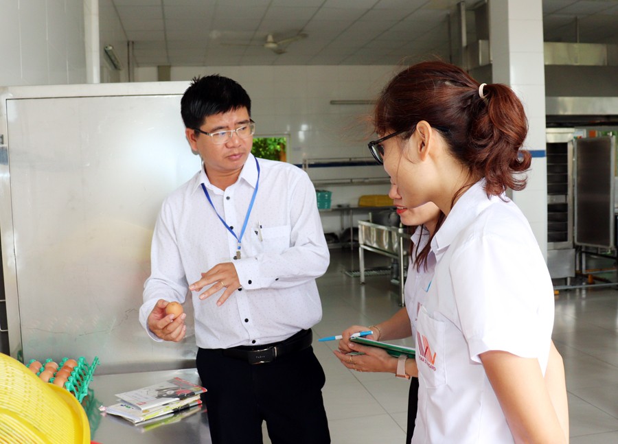 Kiểm tra công tác an toàn thực phẩm tại một trường học. (Ảnh: Thanh Tú)