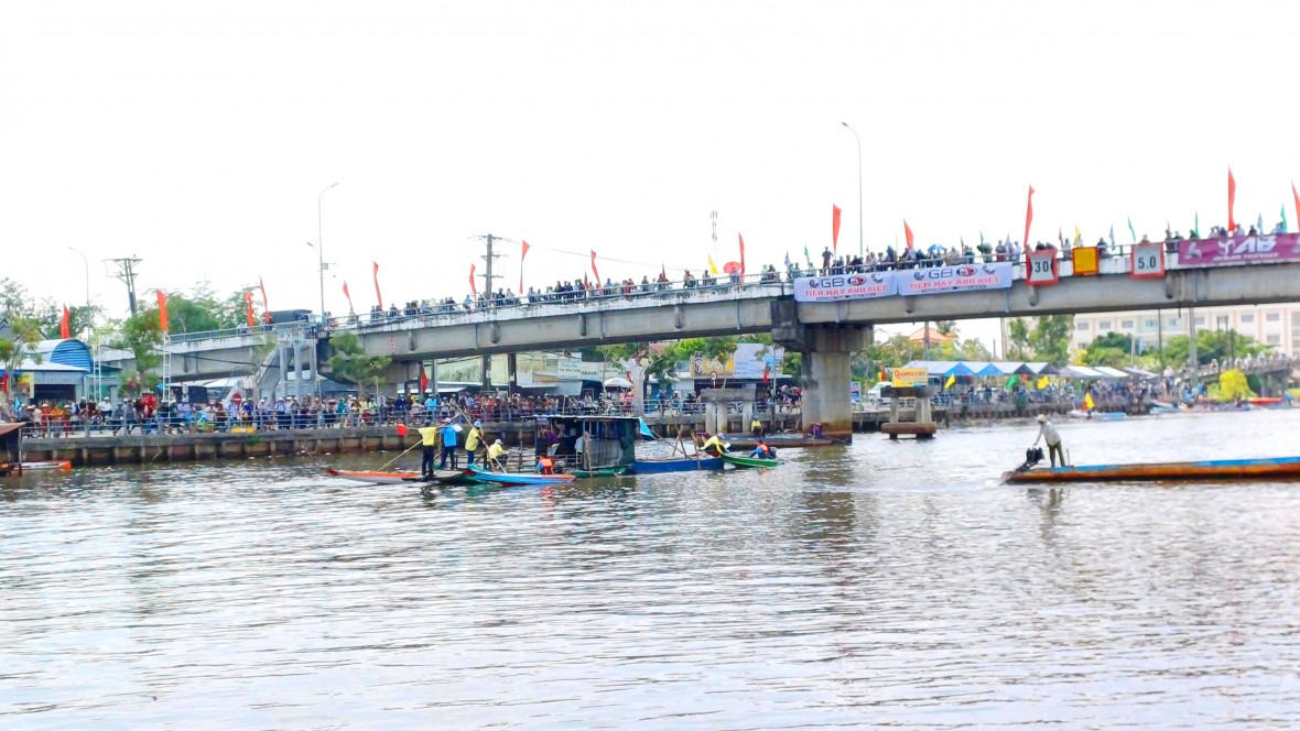 Cà Mau: Đua vỏ máy composite chào mừng 50 năm ngày Giải phóng miền Nam Cà Mau: Đua vỏ máy composite chào mừng 50 năm ngày Giải phóng miền Nam