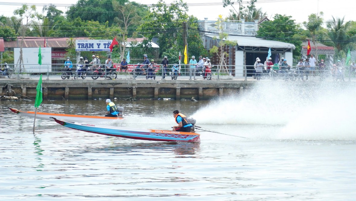 Cà Mau: Đua vỏ máy composite chào mừng 50 năm ngày Giải phóng miền Nam