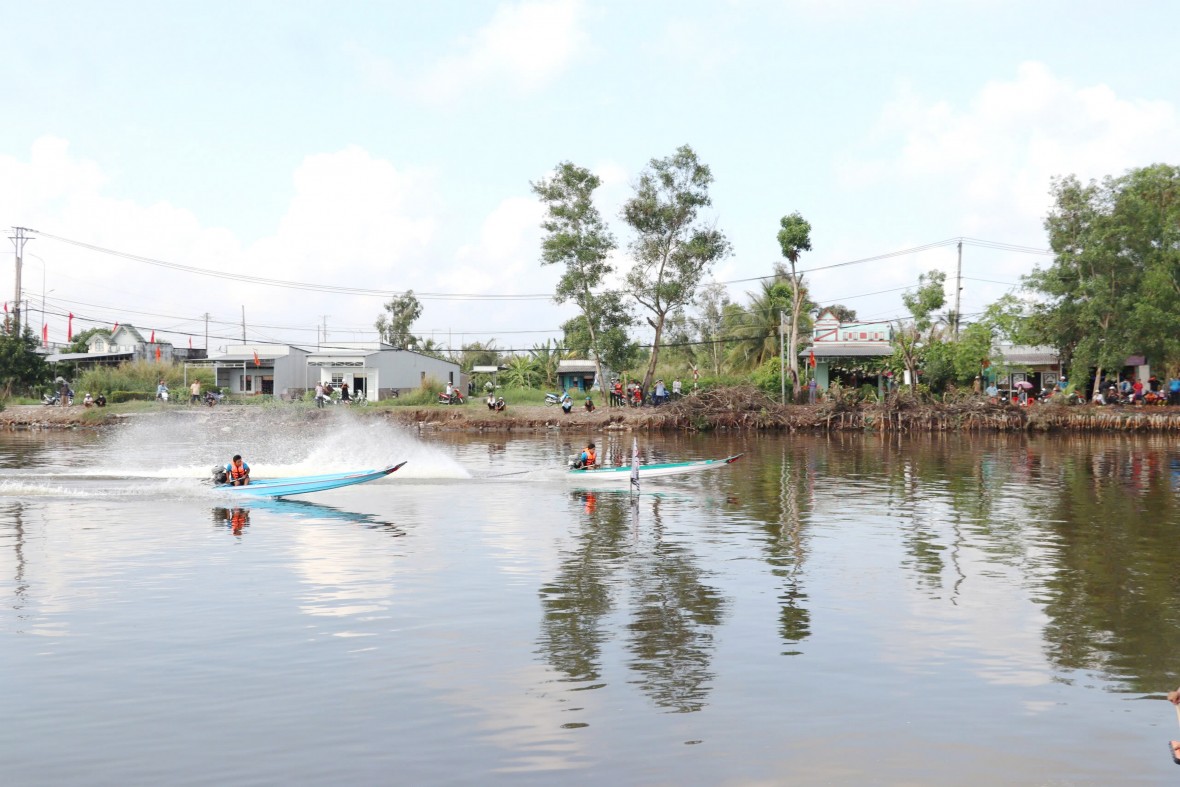Cà Mau: Đua vỏ máy composite chào mừng 50 năm ngày Giải phóng miền Nam Cà Mau: Đua vỏ máy composite chào mừng 50 năm ngày Giải phóng miền Nam