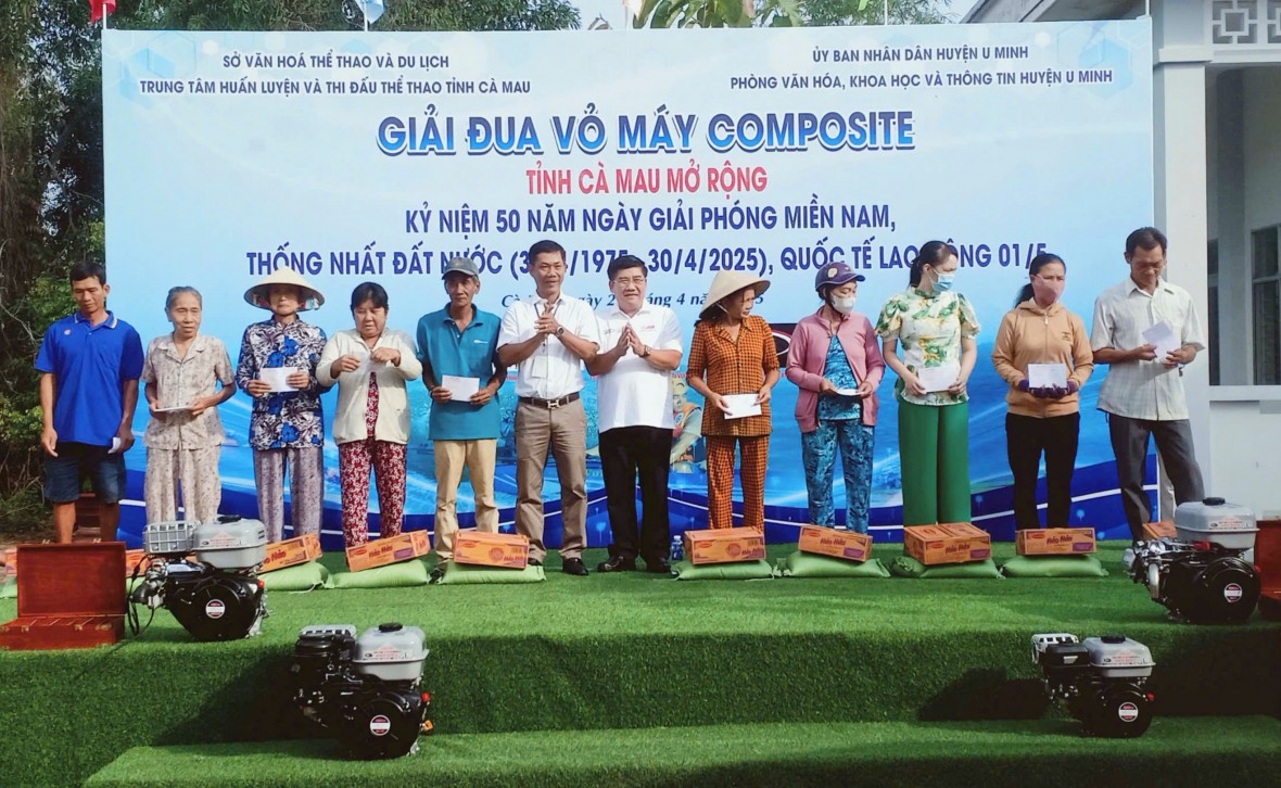 Cà Mau: Đua vỏ máy composite chào mừng 50 năm ngày Giải phóng miền Nam Cà Mau: Đua vỏ máy composite chào mừng 50 năm ngày Giải phóng miền Nam