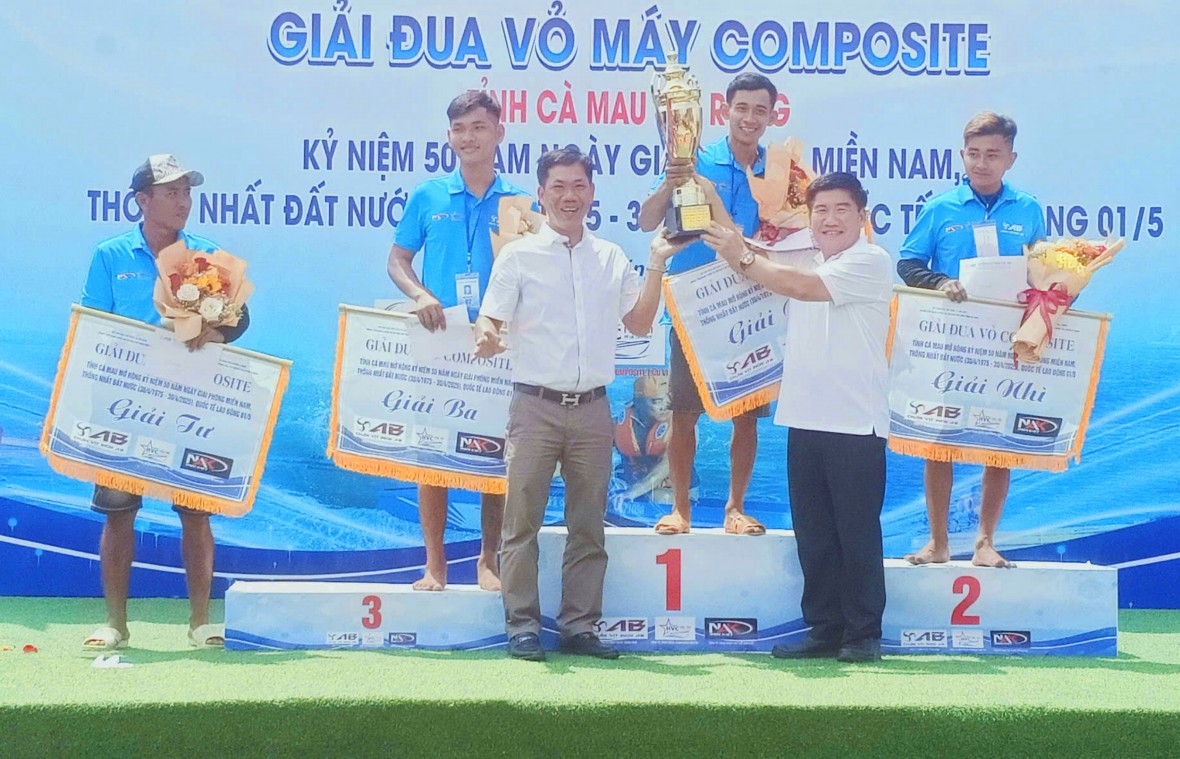 Cà Mau: Đua vỏ máy composite chào mừng 50 năm ngày Giải phóng miền Nam Cà Mau: Đua vỏ máy composite chào mừng 50 năm ngày Giải phóng miền Nam