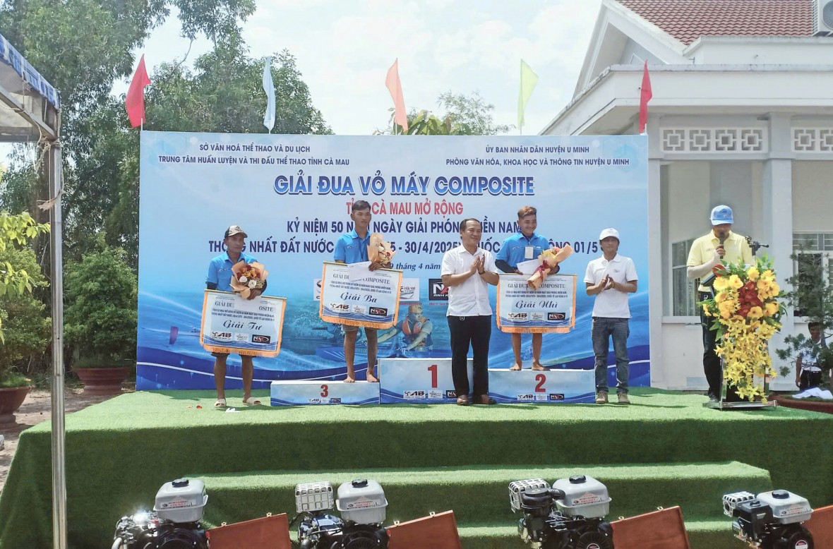 Cà Mau: Đua vỏ máy composite chào mừng 50 năm ngày Giải phóng miền Nam Cà Mau: Đua vỏ máy composite chào mừng 50 năm ngày Giải phóng miền Nam