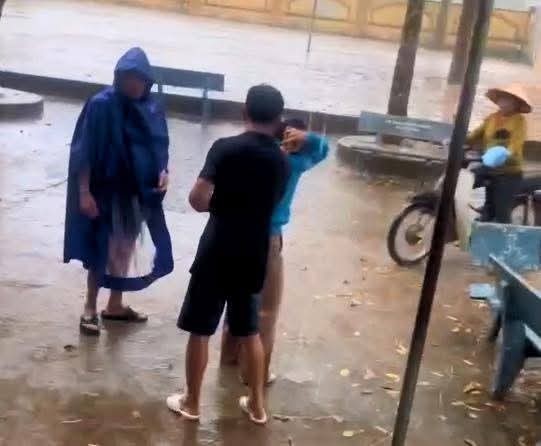 Hành vi đáng lên án của ông Thúy - Ảnh cắt từ Video.