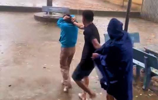 Ông Thúy túm tóc, lôi cô N. ra đứng giữa trời mưa - Ảnh cắt từ Video.