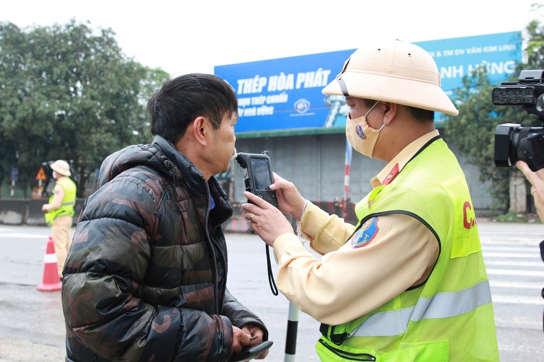 Kiểm tra nồng độ cồn của lái xe là một trong những nội dung triển khai thực hiện quyết liệt trong đợt này. (Ảnh: Công an Nghệ An)