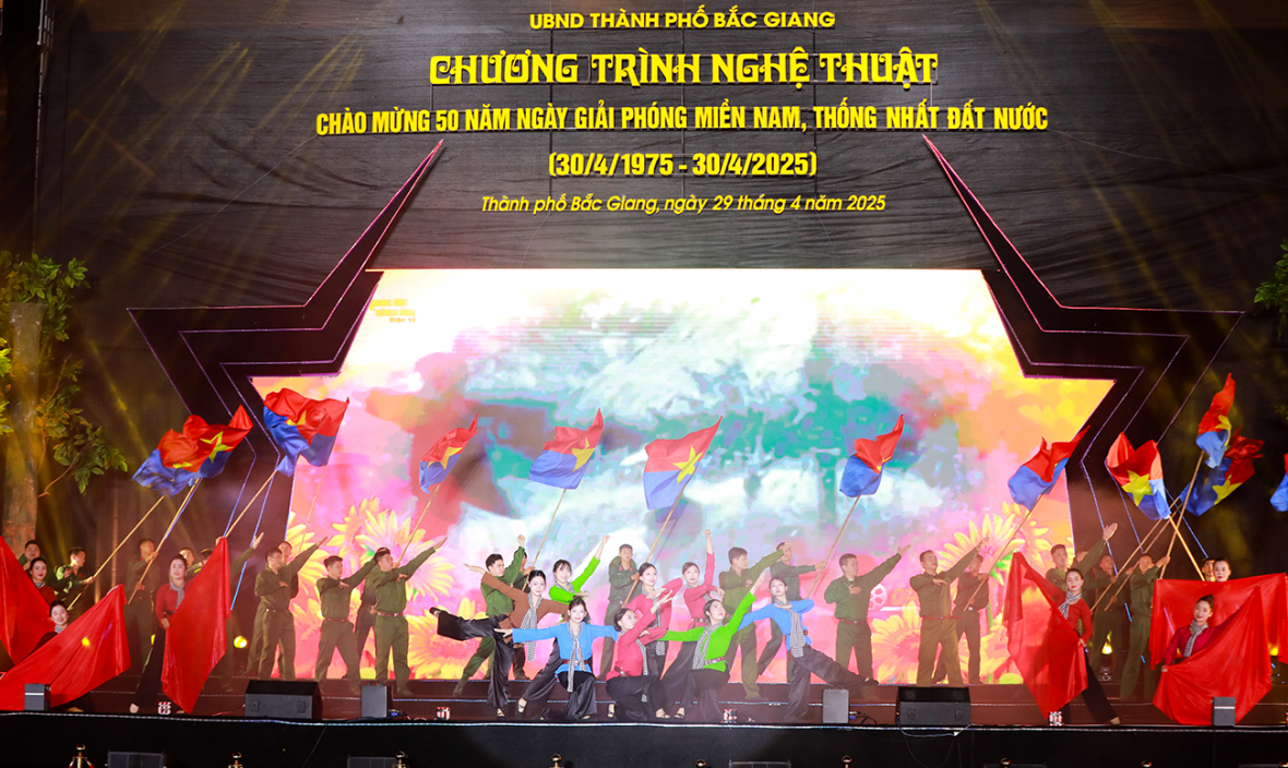 Tiết mục nghệ thuật với sự tham gia của đông đảo các nghệ sĩ, ca sĩ, diễn viên trong Chương trình nghệ thuật “Đất nước trọn niềm vui”.