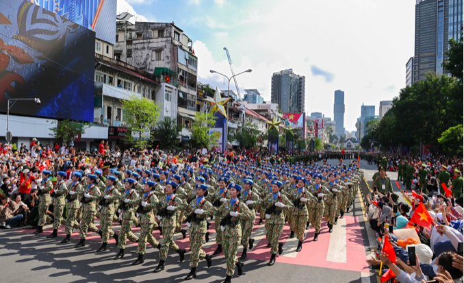 Hàng triệu người dân trên khắp cả nước đang háo hức chờ đợi để được chứng kiến màn diễu binh, diễu hành chào mừng 50 năm ngày Thống nhất Đất nước (Ảnh: Trịnh Nguyễn).