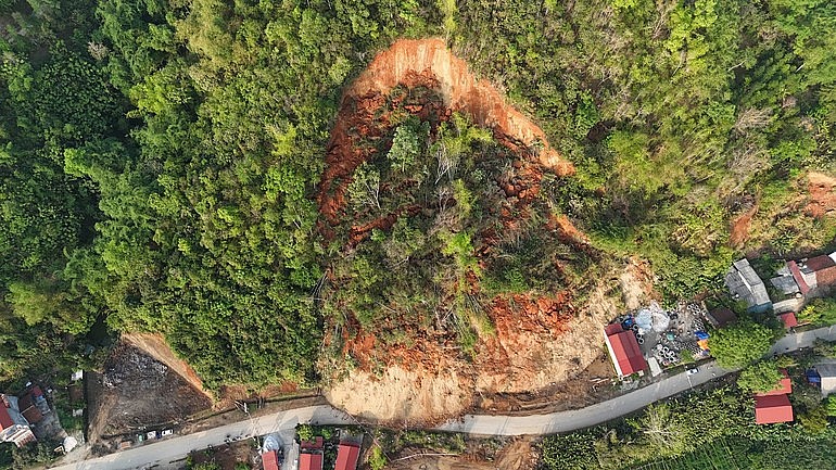 Sạt lở đất nghiêm trọng tại Quốc lộ 279 đi hồ Ba Bể