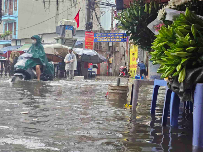 Mưa lớn khiến con phố chìm trong biển nước.