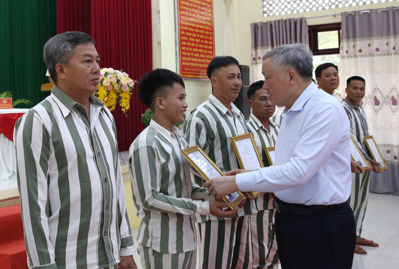 Phó Thủ tướng Thường trực Nguyễn Hòa Bình dự Lễ công bố quyết định đặc xá tại Trại giam A2 Phó Thủ tướng Thường trực Nguyễn Hòa Bình dự Lễ công bố quyết định đặc xá tại Trại giam A2