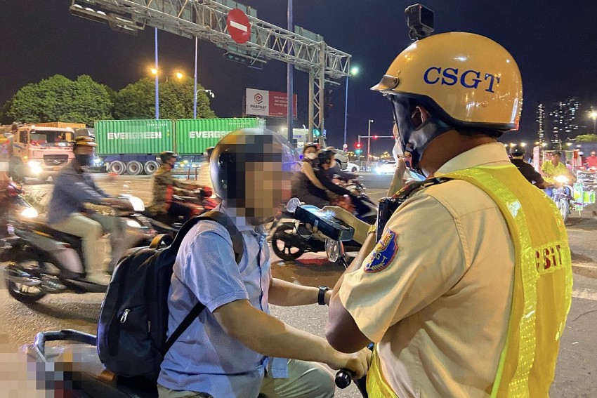 Lực lượng chức năng đo nồng độ cồn tại nút giao An Phú (TP Thủ Đức) 