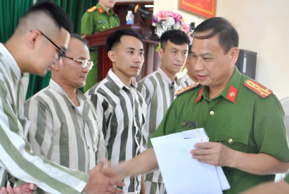 Trao quyết định đặc xá của Chủ tịch nước - Ảnh Công an Hà Tĩnh.