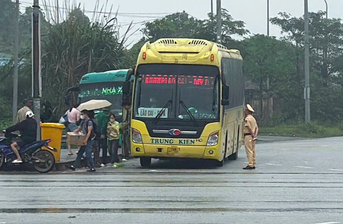 CSGT kiểm tra chiếc xe khách vi phạm (Ảnh: Công an cung cấp).