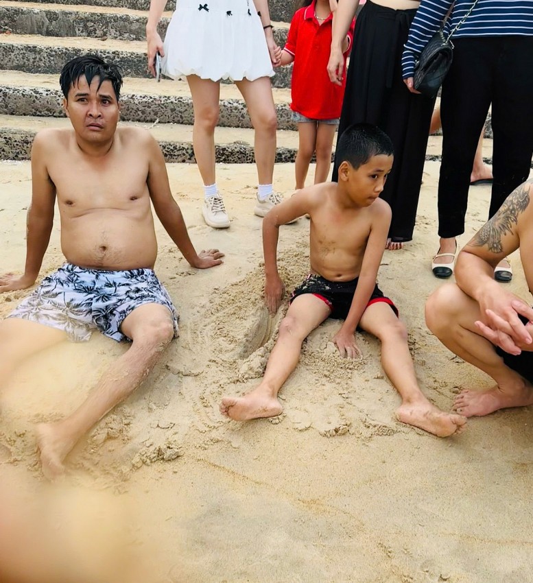Phút giây nghẹt thở khi người lính già cứu hai cha con thoát khỏi miệng hà bá ở bãi biển Cửa Tùng