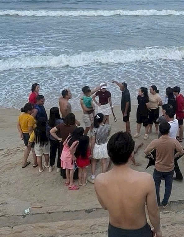 Phút giây nghẹt thở khi người lính già cứu hai cha con thoát khỏi miệng hà bá ở bãi biển Cửa Tùng