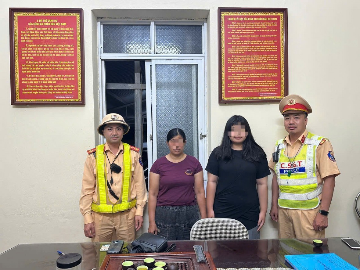 CSGT Quảng Ninh kịp thời ngăn chặn bé gái bỏ nhà đi theo bạn trai quen qua mạng, giúp đưa bé về nhà an toàn